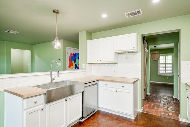 Building Photo - 18325 Maxa Dr