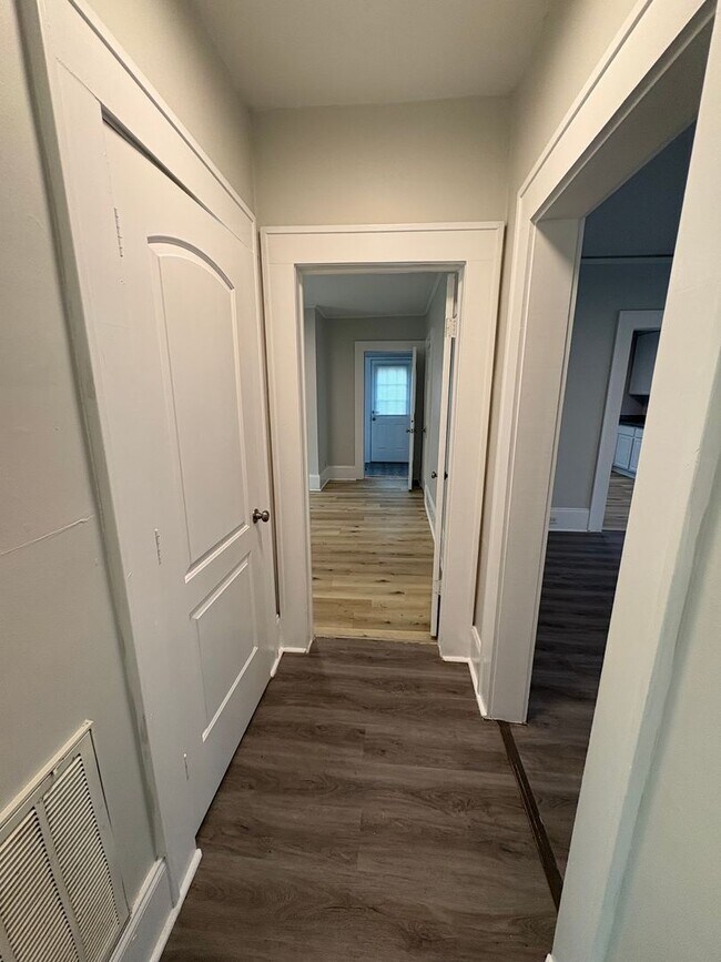 Building Photo - 3bed/1bath House $1295 GSO!