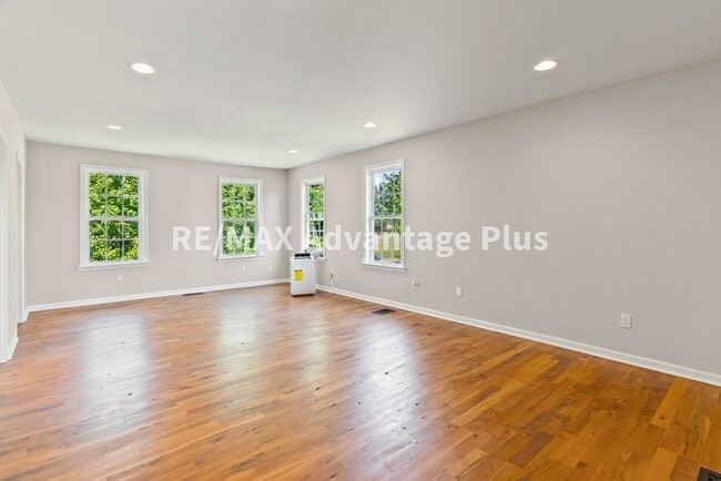 Building Photo - Picturesque 3-Bedroom Home with Cathedral ...