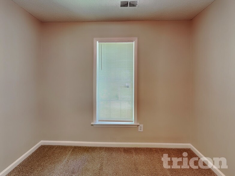 Building Photo - 4417 Woodlawn Dr