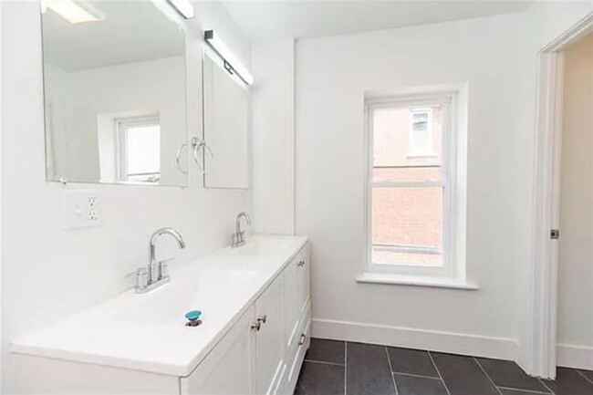 Building Photo - Beautiful Home- ready for move in!