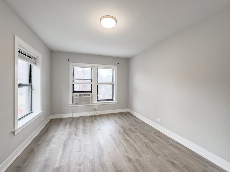 Building Photo - 706 W Brompton