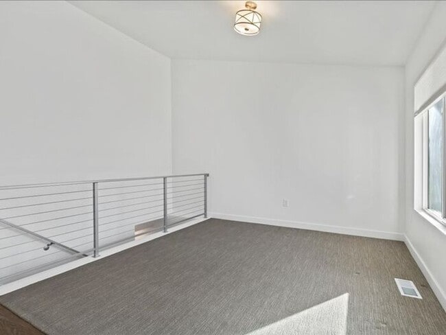 Building Photo - West Joran 3 bed 2 bath family home