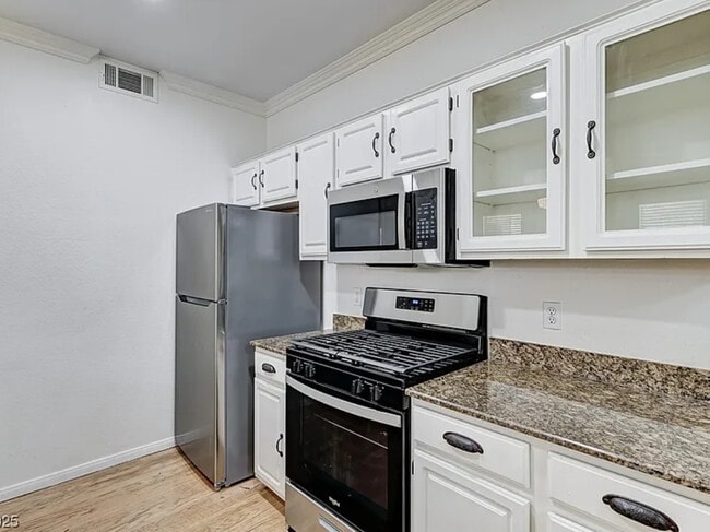 Building Photo - 5855 Valley Dr