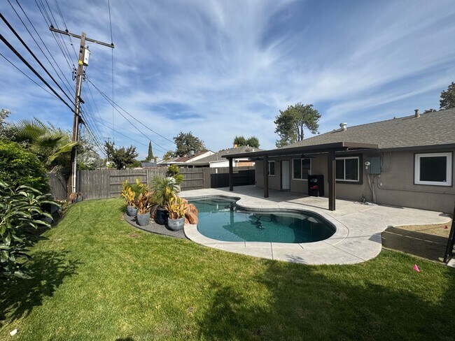 Building Photo - 3 Bedroom | 1 Bathroom | Home in Sacramento