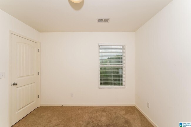 Building Photo - 915 Hawthorn Ln