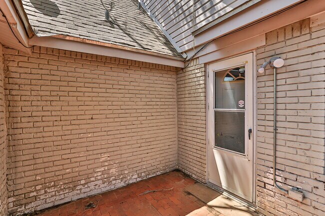 Building Photo - Large 2 story Home