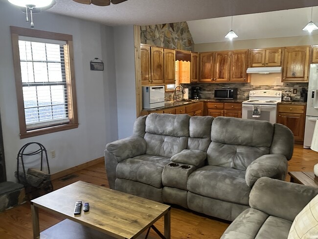 Building Photo - 155 April Ln