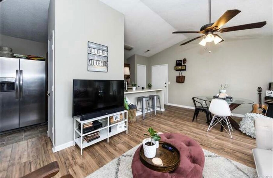 Building Photo - 6145 Meadow Rose Ln Apt K