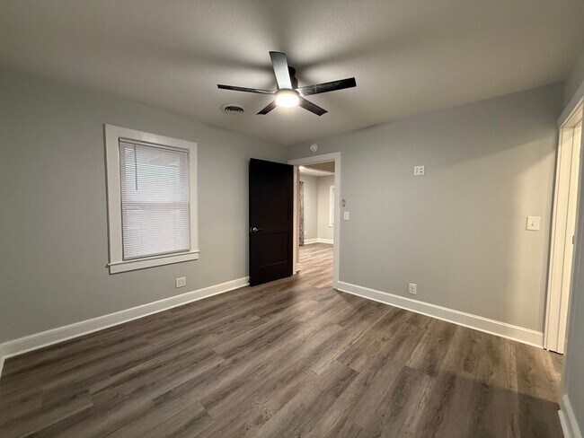 Building Photo - 313 E Bernard Ave