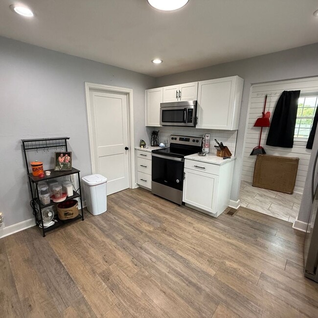 Building Photo - Your Perfect Retreat Awaits in Kingsport –...