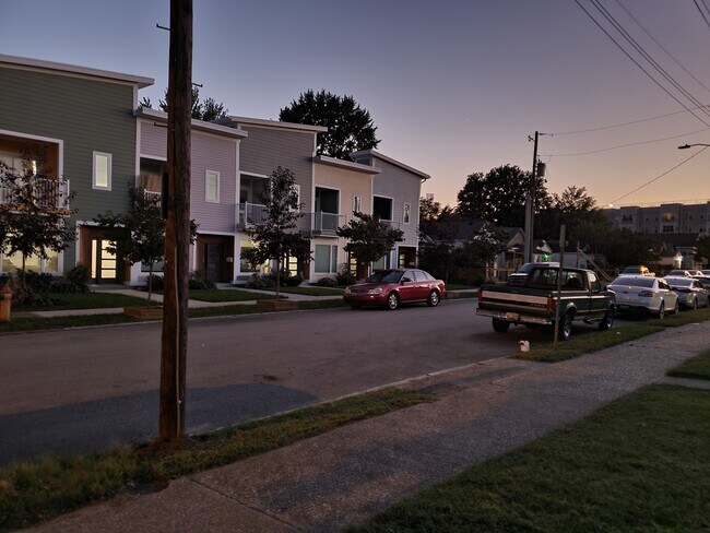 Building Photo - 525 Lilly Ave