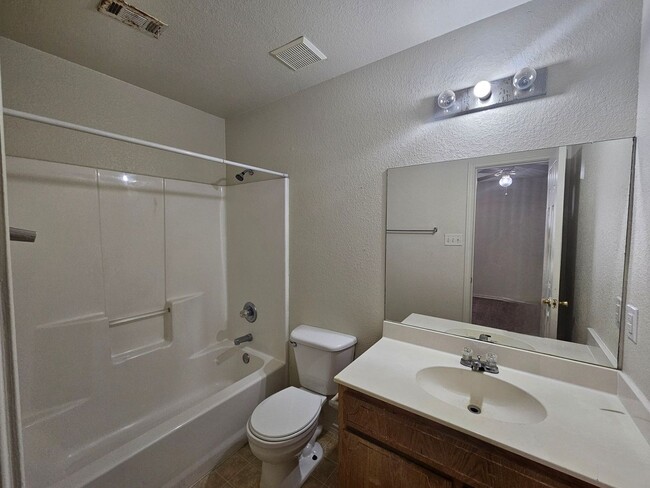 Building Photo - AVAILABLE NOW!