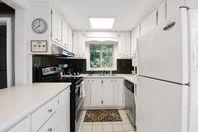Building Photo - 8045 Sarah Thomas Rd