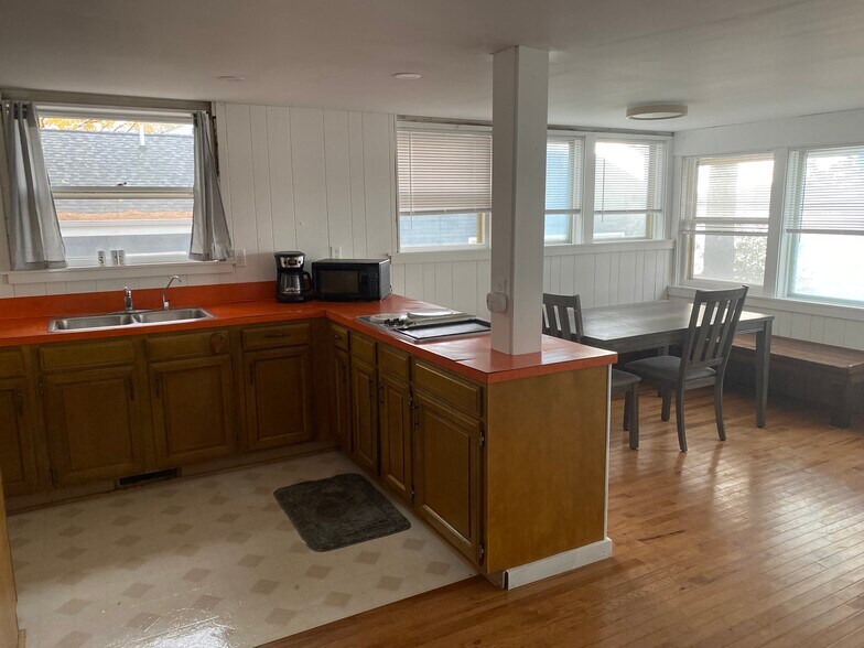 Kitchen - 1431 Lake Dr