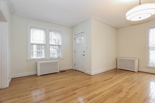 Building Photo - 2927 Cathedral Ave NW