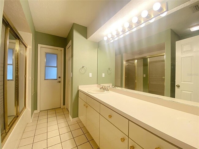 Building Photo - 994 Country Lake Cir