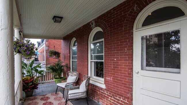 Building Photo - 7106 Maple Ave