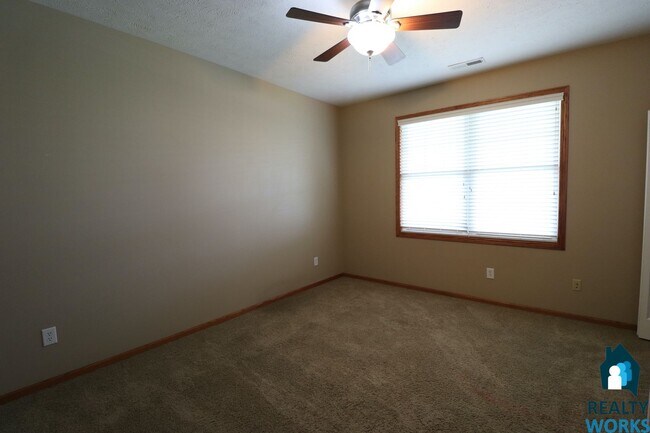 Building Photo - Large 3 Bedroom Town Home!