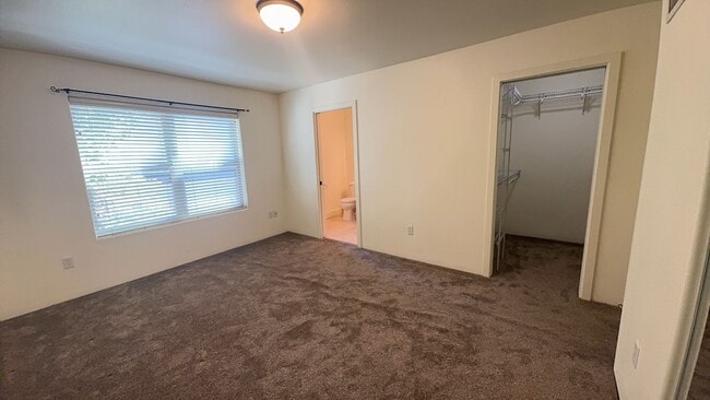 Building Photo - 2 Bedroom-2.5 Bath Townhome