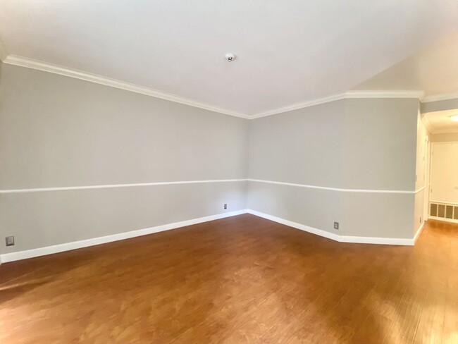 Building Photo - Adorable 2-Bedroom Condo in Newark!