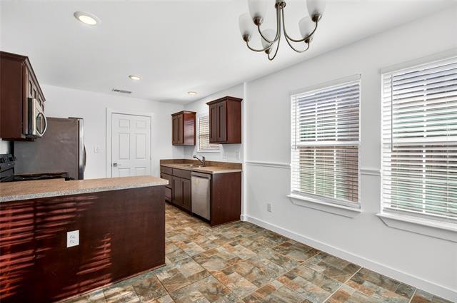 Building Photo - 704 E Sycamore St