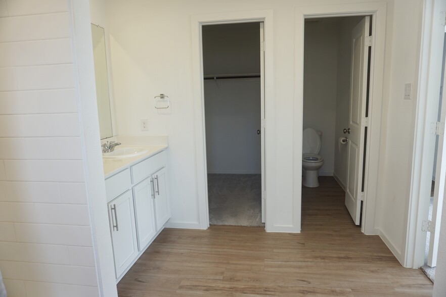 Building Photo - 5123 Sunvalley Bend Dr