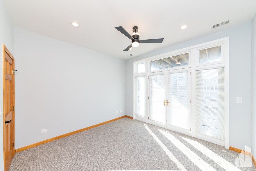 Building Photo - 2338 N Greenview Ave