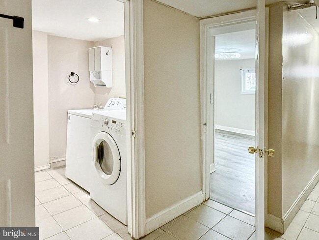 Building Photo - 116 W Berkley Ave