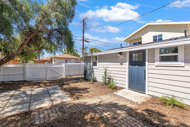 Building Photo - 323 S Ditmar St