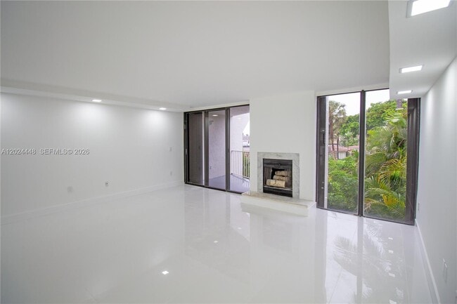 Building Photo - 1222 Hillsboro Mile