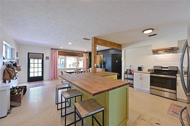 Building Photo - 5812 2nd Ave Dr NW