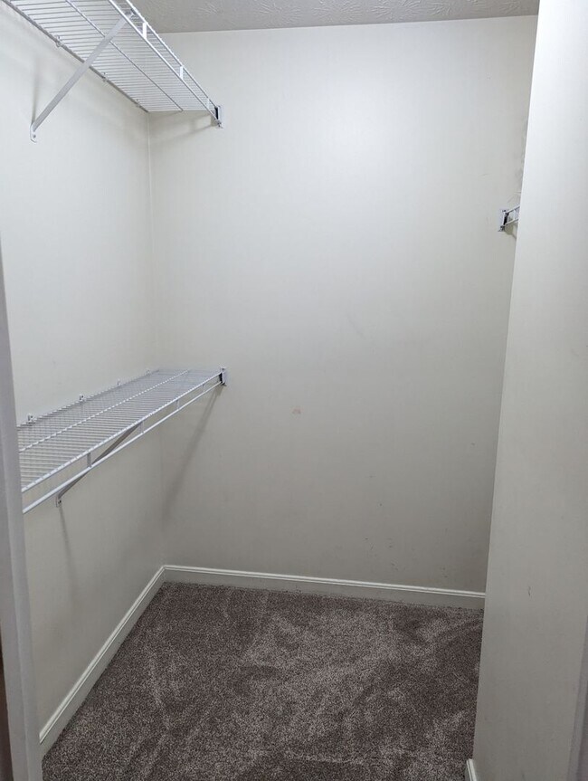 Building Photo - AVAILABLE SOON - Convenient 2 Bed/2 Full Bath Condo in Beavercreek!