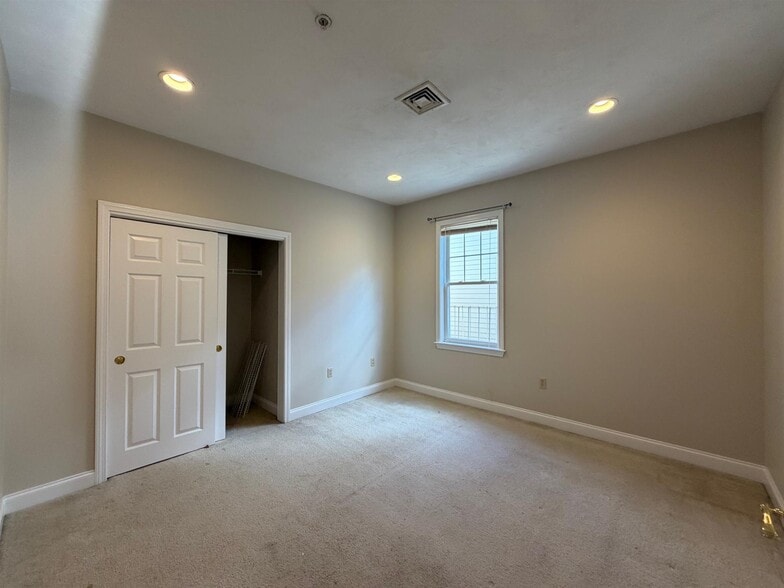 Building Photo - 454 Green St