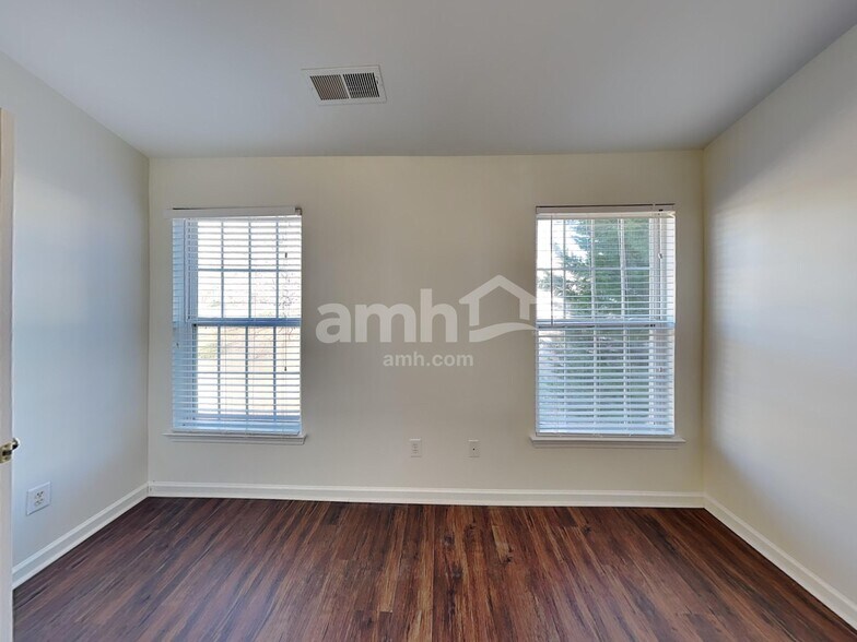 Building Photo - 7110 Long Run Ln