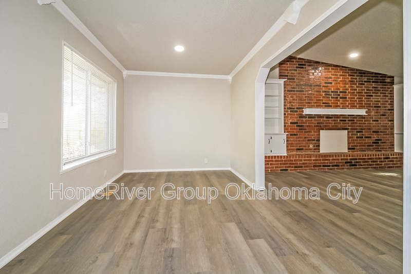 Building Photo - 1720 Ridgeway Dr