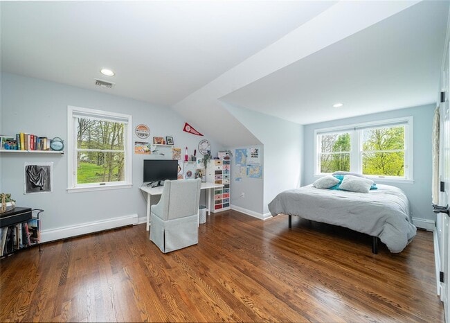 Building Photo - 187 Croton Ave