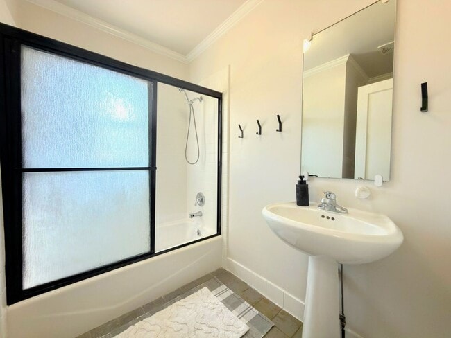 Building Photo - Newly Updated 2-Bedroom Home