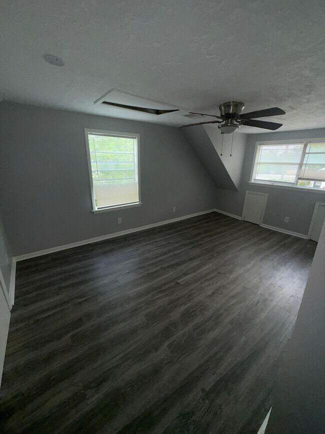 Building Photo - 3012 Live Oak St