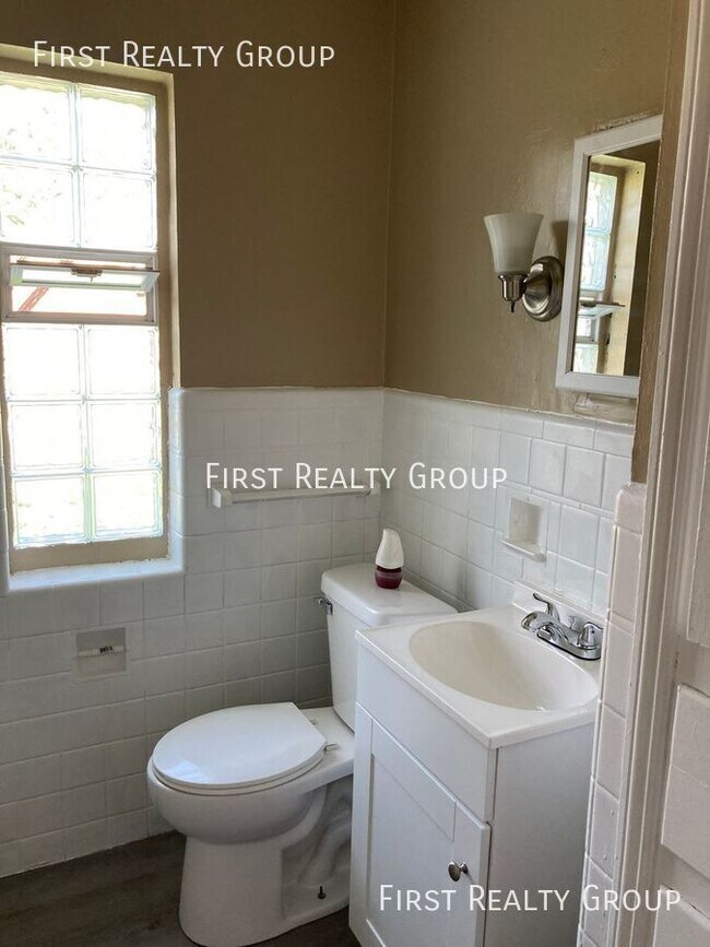 Building Photo - 16 W. Maplewood-#3