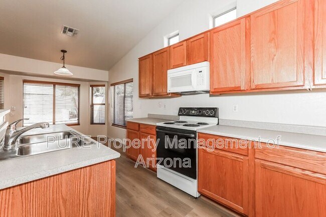 Building Photo - 10042 E Pantera Ave