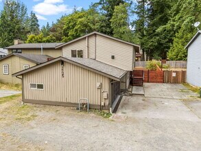Building Photo - Modern 4-Bedroom Retreat Near Lake Whatcom...