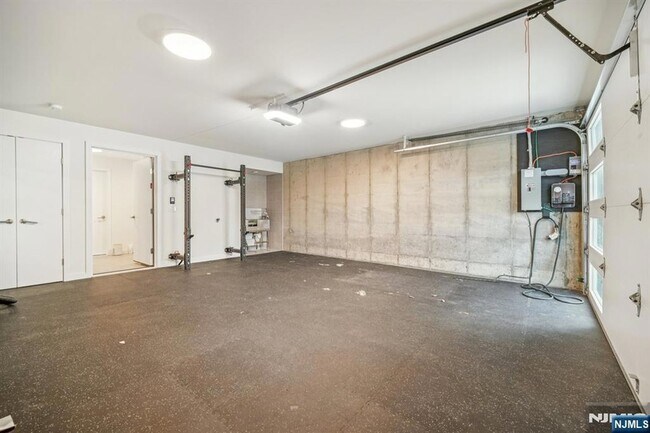 Building Photo - 66B Henry Ave