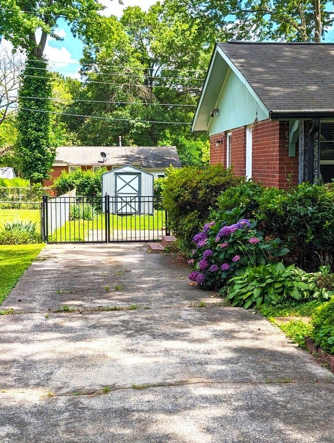 Building Photo - Minutes from UPTOWN! 4 Bedroom!  100% Remodeled!