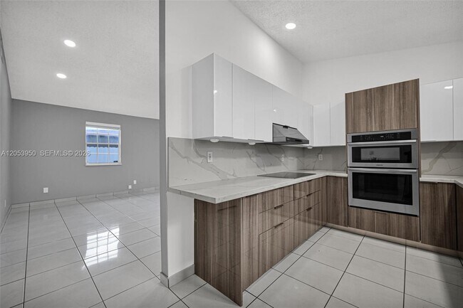 Building Photo - 451 E 37th St