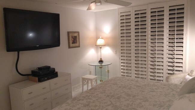 Master Bdrm & flatscreen TV - 72 Majorca Dr