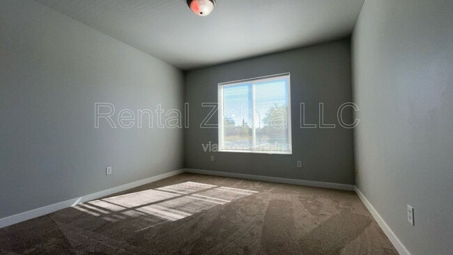 Building Photo - 855 NE Larch Ave