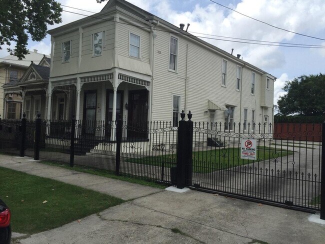 Building Photo - 2115 Marengo St