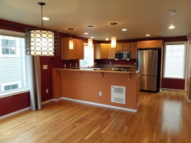 Building Photo - Stunning and Large 3-Bedroom Townhome with Garage FOR RENT in Green Lake!!