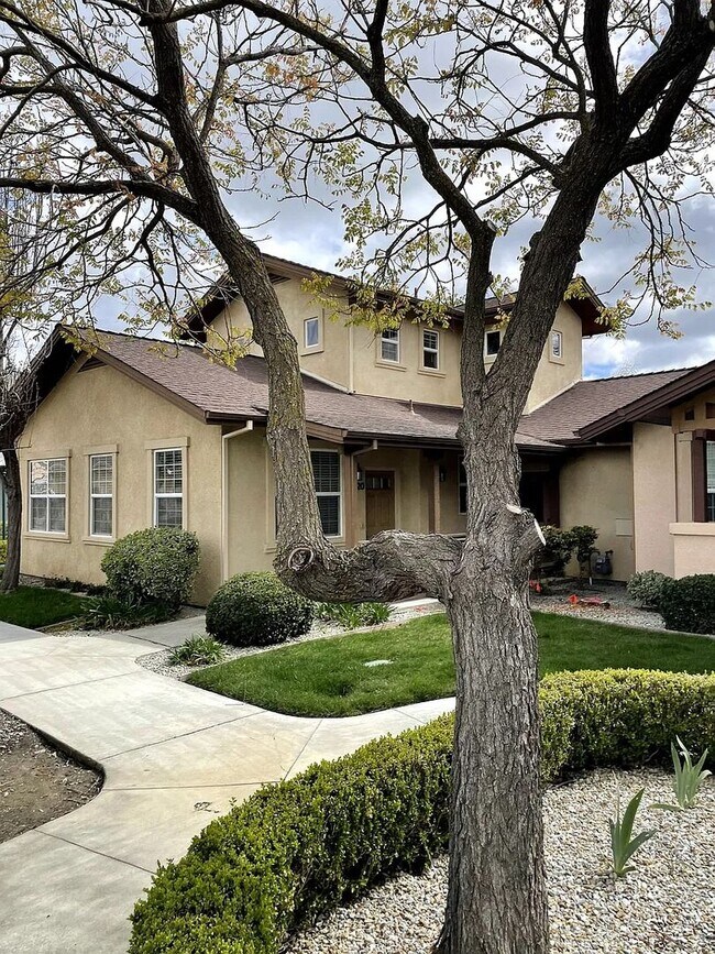 Primary Photo - Charming 3 Bed / 3 Bath Craftsman Home in ...